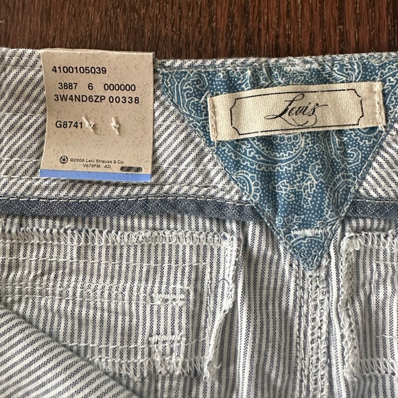 Blue and white striped women’s shorts Levi’s size 6 - Picture 2 of 3